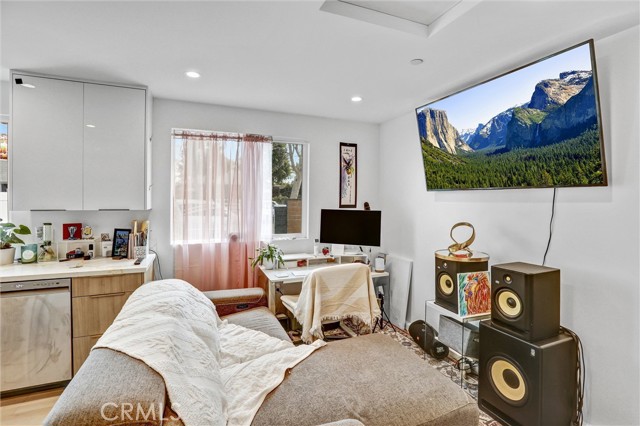 7443 Oakdale Avenue, Winnetka CA: https://media.crmls.org/medias/484d7871-e851-4d60-9eda-2367427b1db8.jpg