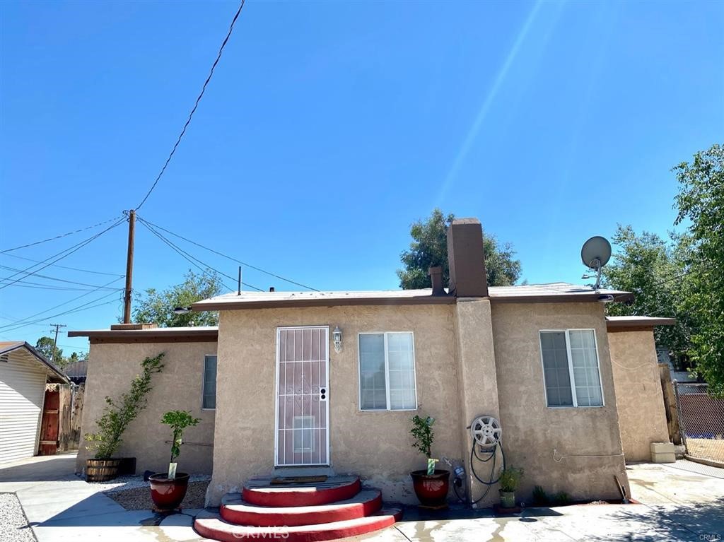 1/2 W Fredricks Street