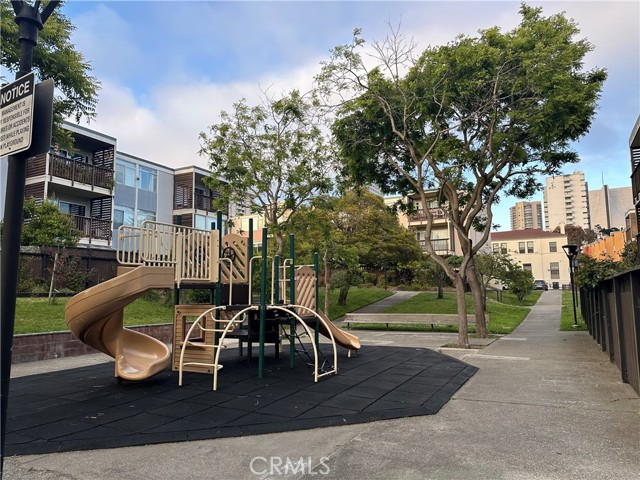 Detail Gallery Image 4 of 17 For 75 Western Shore Ln #1,  San Francisco,  CA 94115 - 2 Beds | 1 Baths