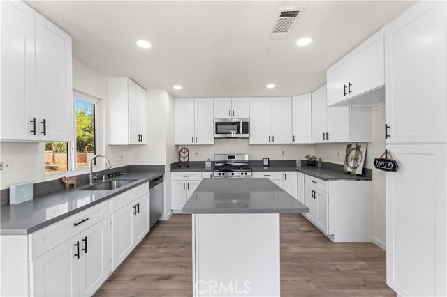 Detail Gallery Image 8 of 38 For 40131 E 174th St, Palmdale,  CA 93591 - 4 Beds | 2 Baths