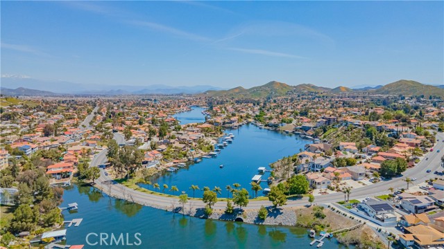 23825 N Canyon Lake Drive, Canyon Lake CA: https://media.crmls.org/medias/4856be79-0193-47ab-894b-427bbaa53f35.jpg