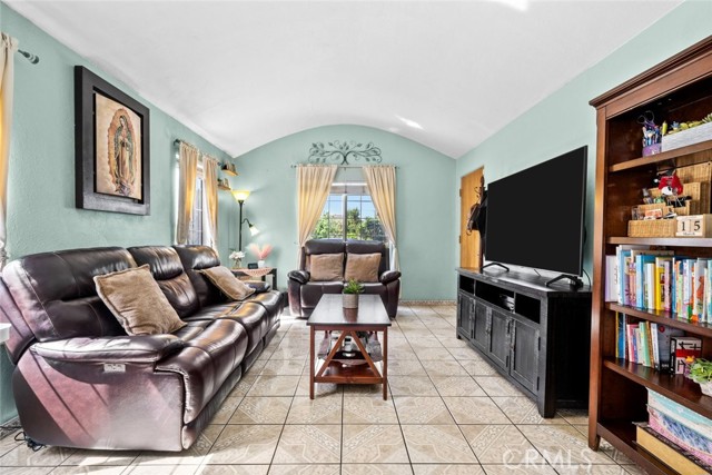 Detail Gallery Image 4 of 32 For 8464 San Miguel Ave, South Gate,  CA 90280 - 2 Beds | 1 Baths