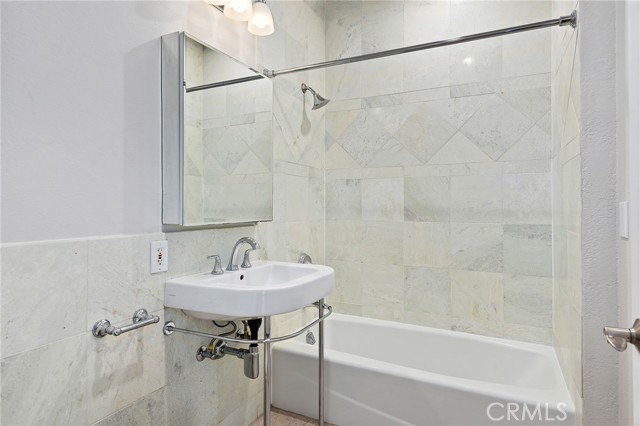 Detail Gallery Image 11 of 19 For 5620 Yolanda Ave #103,  Tarzana,  CA 91356 - 2 Beds | 2 Baths