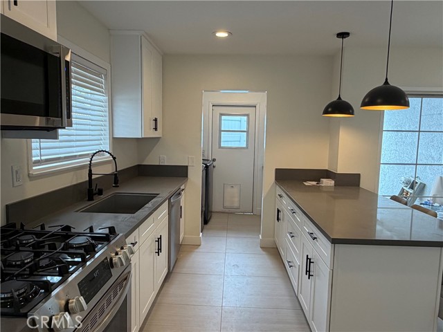 Detail Gallery Image 4 of 30 For 19216 Calvert St, Tarzana,  CA 91335 - 4 Beds | 3 Baths