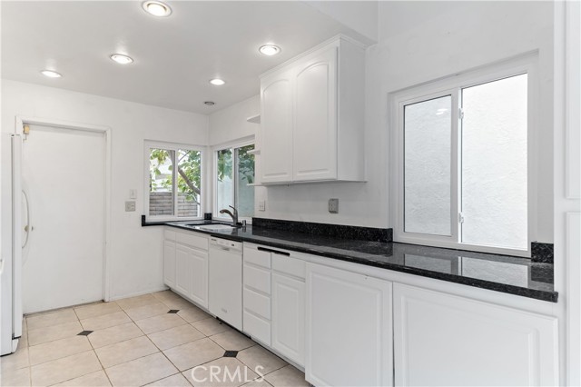 75 Willow Tree Lane, Irvine CA: https://media.crmls.org/medias/4860b2aa-c9c4-4694-afb4-a2e9dda8187d.jpg