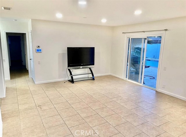 8438 Wystone Avenue, Northridge CA: https://media.crmls.org/medias/48650370-9cd5-423a-89b4-894edc4d1f76.jpg