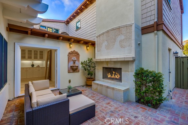 2569 Bungalow Place, Corona del Mar CA: https://media.crmls.org/medias/48668d3d-ac52-4baf-9acf-db523548382f.jpg