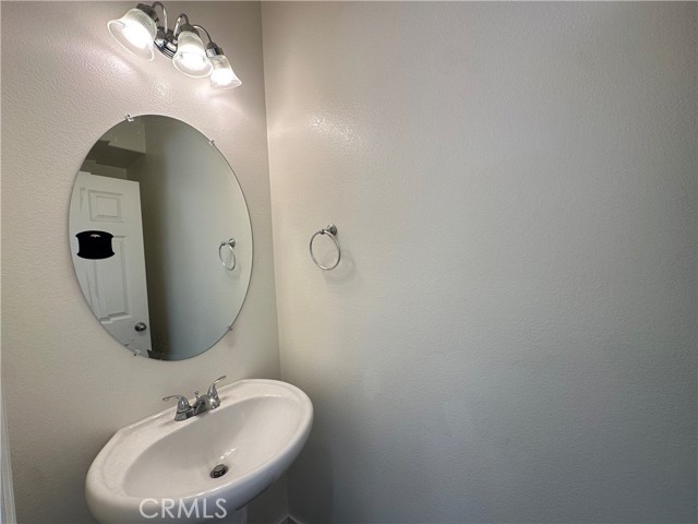 712 Ash Lane, Pomona CA: https://media.crmls.org/medias/48687684-b646-4416-85f4-4cffc8fc6bc3.jpg