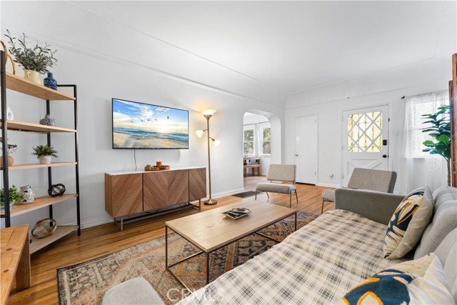1031 Termino Avenue, Long Beach CA: https://media.crmls.org/medias/4869849b-82f3-4a91-82f7-d322727b6026.jpg
