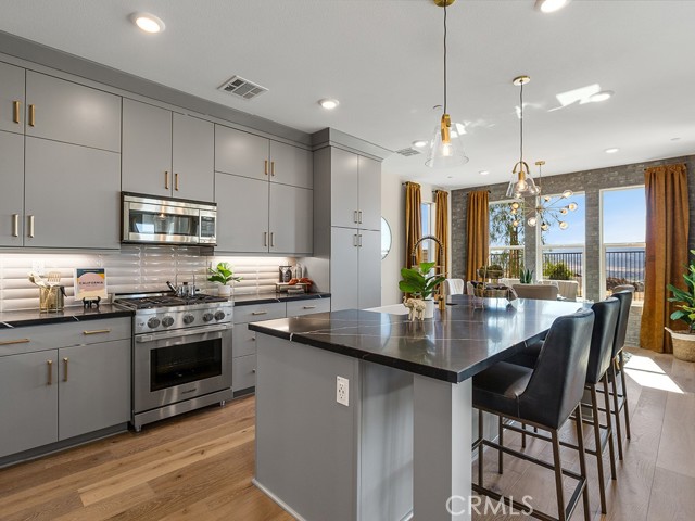 Detail Gallery Image 13 of 40 For 28905 Saddle Cir, Castaic,  CA 91384 - 3 Beds | 2/1 Baths