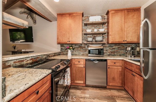 Detail Gallery Image 1 of 28 For 40744 Oakwoods, Shaver Lake,  CA 93664 - 2 Beds | 2 Baths