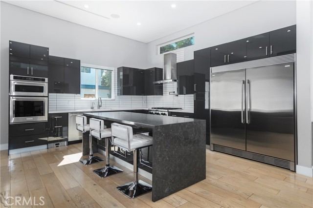 Detail Gallery Image 12 of 47 For 6230 Beeman Ave, North Hollywood,  CA 91606 - 6 Beds | 4/2 Baths