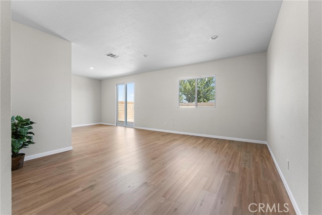 Detail Gallery Image 8 of 22 For 5789 Golding Dr, Lancaster,  CA 93536 - 4 Beds | 3 Baths