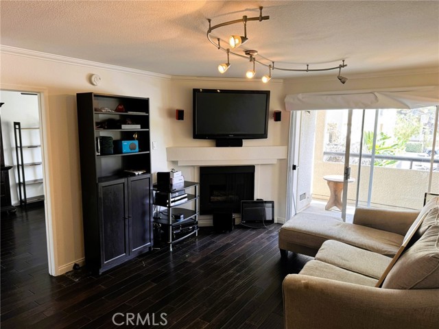 Detail Gallery Image 1 of 1 For 21520 Burbank Bld #101,  Woodland Hills,  CA 91367 - 2 Beds | 2 Baths