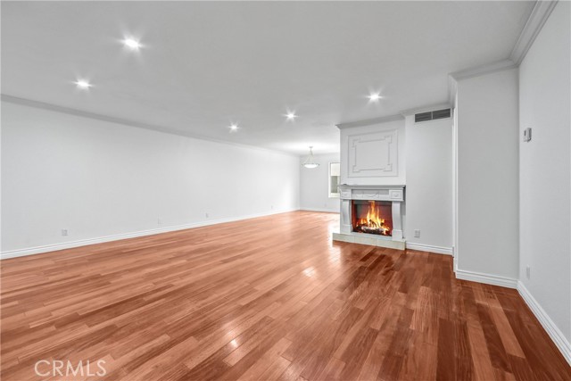 Detail Gallery Image 3 of 29 For 9637 via Rimini #121,  Burbank,  CA 91504 - 3 Beds | 3 Baths