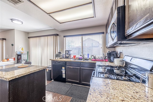 Detail Gallery Image 17 of 39 For 3336 E Avenue Q10, Palmdale,  CA 93550 - 4 Beds | 3 Baths