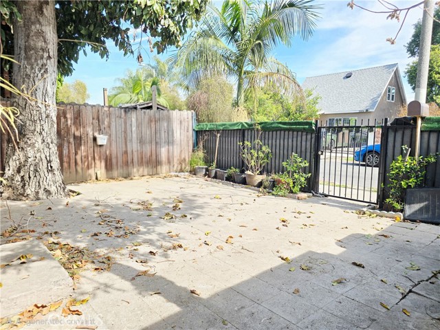 Detail Gallery Image 8 of 20 For 10529 Grape, Los Angeles,  CA 90002 - 6 Beds | 2 Baths