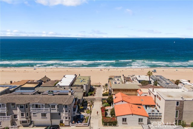 2 blocks to beach sand & white water views