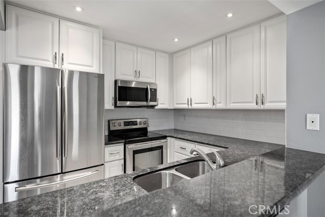 Detail Gallery Image 6 of 11 For 25761 Le Parc #19,  Lake Forest,  CA 92630 - 2 Beds | 2 Baths