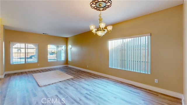 Detail Gallery Image 4 of 23 For 12759 Fair Glen Dr, Victorville,  CA 92392 - 5 Beds | 3/1 Baths