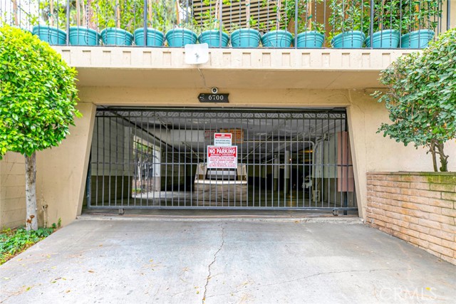 6700 Hillpark Drive, Los Angeles CA: https://media.crmls.org/medias/489a4b9e-b378-4078-9ea6-1f2a7625ffc4.jpg