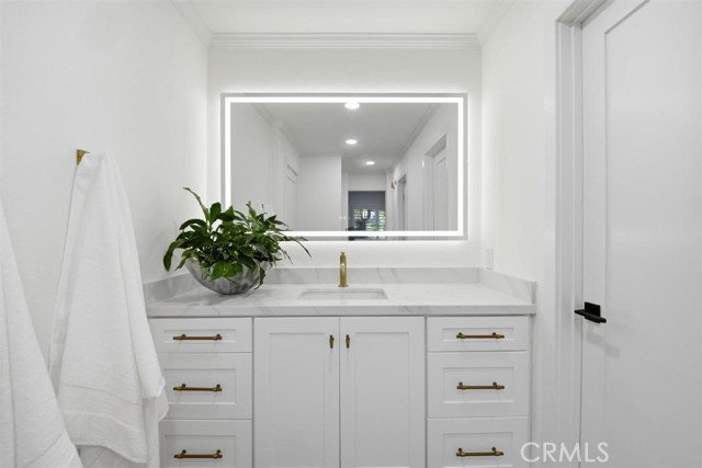 Detail Gallery Image 13 of 30 For 320 Villa Point, Newport Beach,  CA 92660 - 2 Beds | 2 Baths