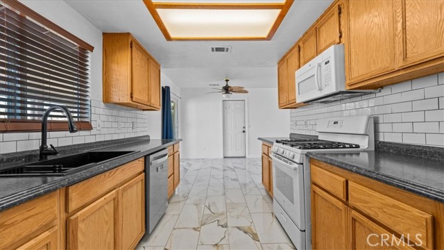 Detail Gallery Image 10 of 21 For 11545 Kiowa, Apple Valley,  CA 92308 - 3 Beds | 2 Baths