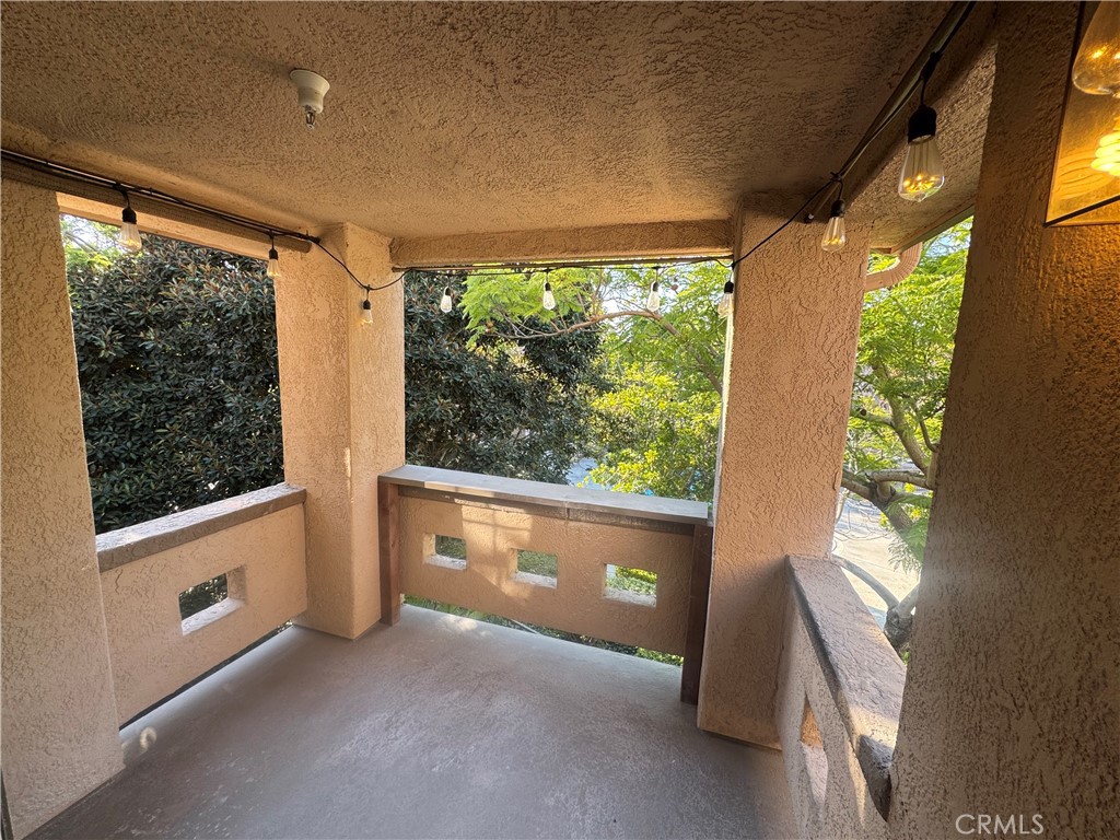 https://media.crmls.org/medias/48a36bb9-fbb5-4130-9f5b-b3d193381491.jpg?preset=X-Large