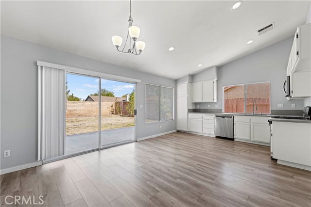 Detail Gallery Image 6 of 22 For 3121 Viana Dr, Palmdale,  CA 93550 - 3 Beds | 2 Baths