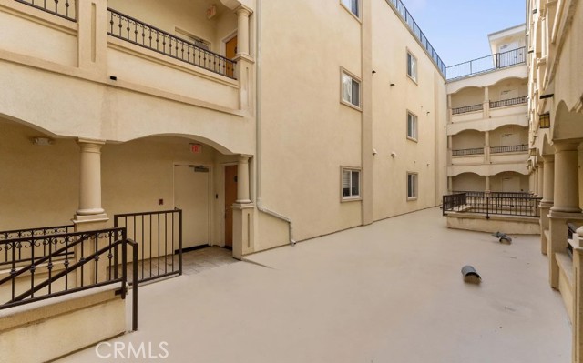Detail Gallery Image 4 of 21 For 118 S Clark Dr #205,  West Hollywood,  CA 90048 - 3 Beds | 2/1 Baths