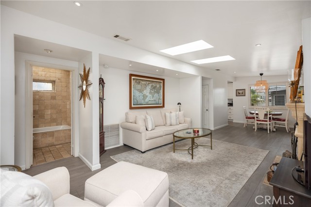 103 Yorktown, Newport Beach CA: https://media.crmls.org/medias/48a8746a-fd7f-40e5-9af1-f917da00bc8a.jpg
