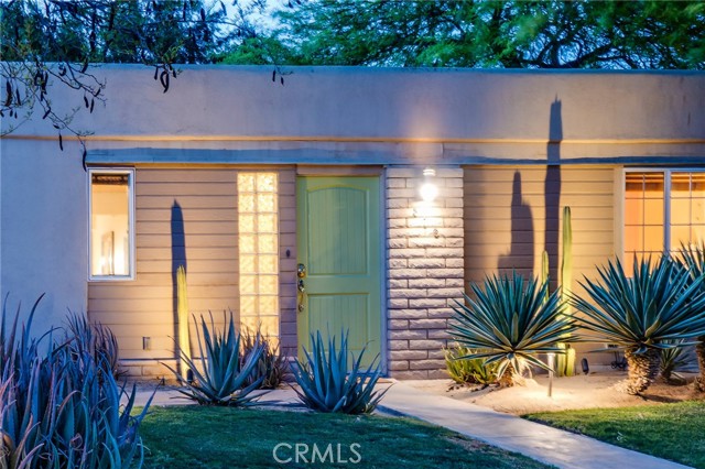 Detail Gallery Image 3 of 69 For 576 E Desert Holly Cir, Palm Springs,  CA 92262 - 3 Beds | 2 Baths