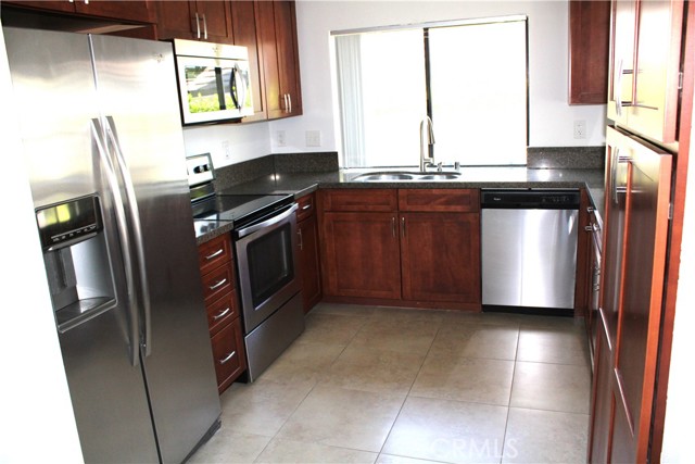 24 Woodgrove, Irvine CA: https://media.crmls.org/medias/48ad3c7c-34f3-4b7a-abfd-62818c51af70.jpg