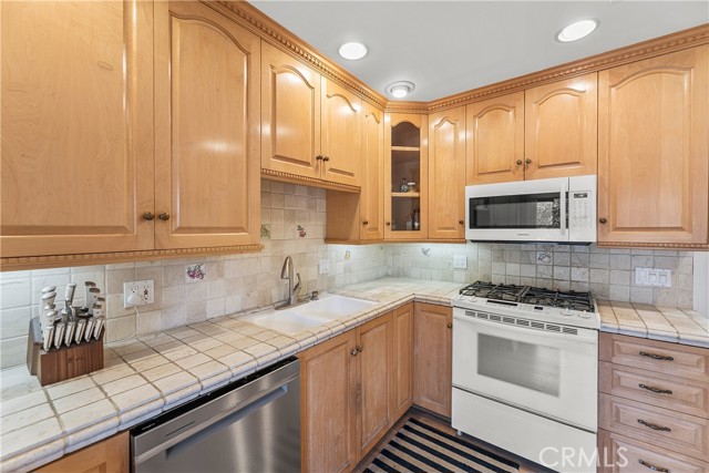 Detail Gallery Image 6 of 30 For 4745 La Villa Marina #J,  Marina Del Rey,  CA 90292 - 2 Beds | 2/1 Baths