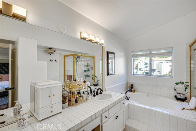 Detail Gallery Image 13 of 28 For 11326 Old Ranch Cir, Chatsworth,  CA 91311 - 3 Beds | 2/1 Baths