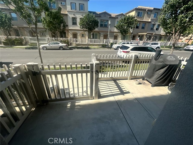 Detail Gallery Image 3 of 6 For 340 N Fenimore, Azusa,  CA 91702 - 3 Beds | 3 Baths