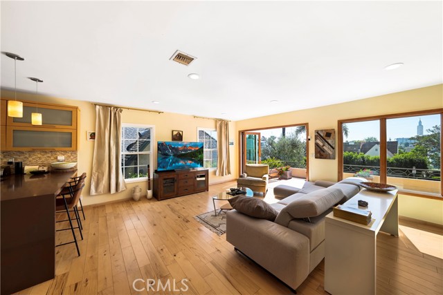 Detail Gallery Image 11 of 56 For 10707 Rochester, Los Angeles,  CA 90024 - 3 Beds | 3 Baths