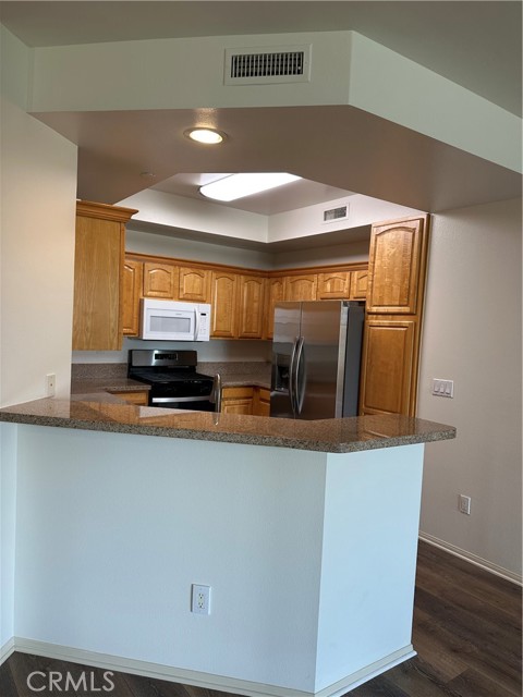 Detail Gallery Image 4 of 23 For 7551 Jordan #408,  Canoga Park,  CA 91303 - 3 Beds | 3 Baths