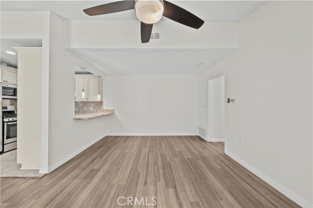 Detail Gallery Image 13 of 36 For 19156 Avenue of the Oaks #B,  Newhall,  CA 91321 - 2 Beds | 1/1 Baths