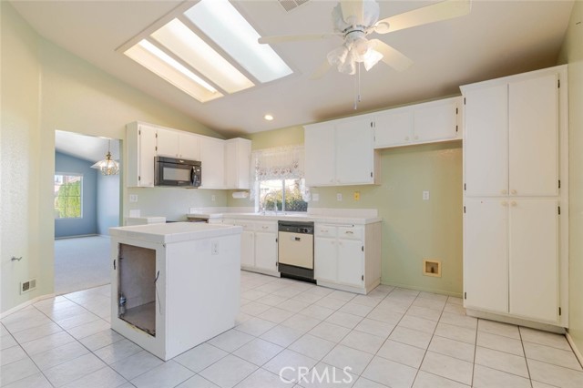 Detail Gallery Image 14 of 42 For 39764 Milan Dr, Palmdale,  CA 93551 - 4 Beds | 2 Baths