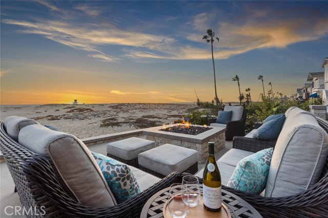 310 E Oceanfront, Newport Beach CA: https://media.crmls.org/medias/48be3d3c-1f99-430c-ad38-36823d147eed.jpg