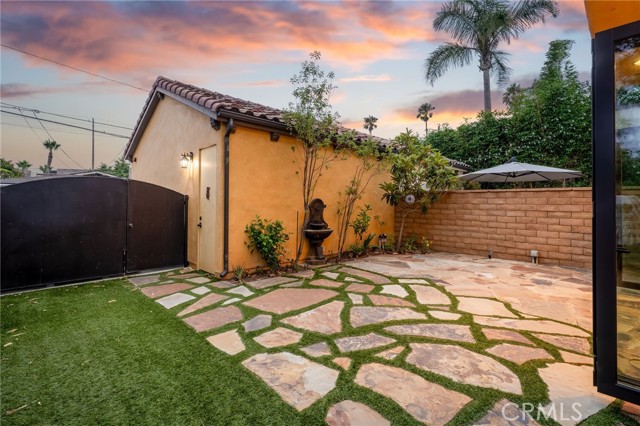 212 Baltimore Avenue, Huntington Beach CA: https://media.crmls.org/medias/48c273d7-caad-4622-a1d2-5df757f3904e.jpg