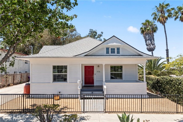 976 N Loma Vista Drive, Long Beach CA: https://media.crmls.org/medias/48c4dc2e-09ff-4a3d-a965-56ca0f20b261.jpg