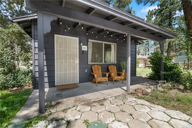 Detail Gallery Image 5 of 22 For 221 Angeles Bld, Big Bear City,  CA 92314 - 2 Beds | 1 Baths