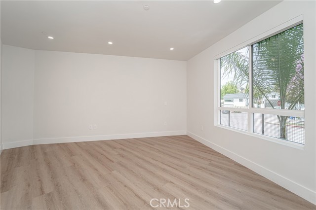 2828 London Street, Los Angeles CA: https://media.crmls.org/medias/48c6581f-f9e6-4160-9967-548551fc9383.jpg