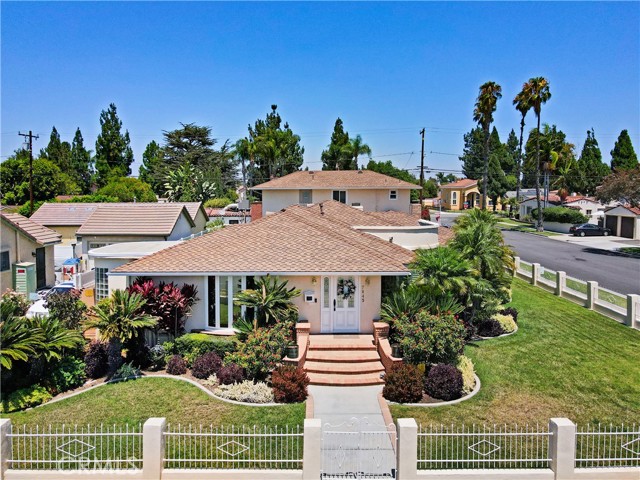 7845 5th, Downey CA: https://media.crmls.org/medias/48c688cd-7ea4-4175-b593-2d5b7eb6e943.jpg
