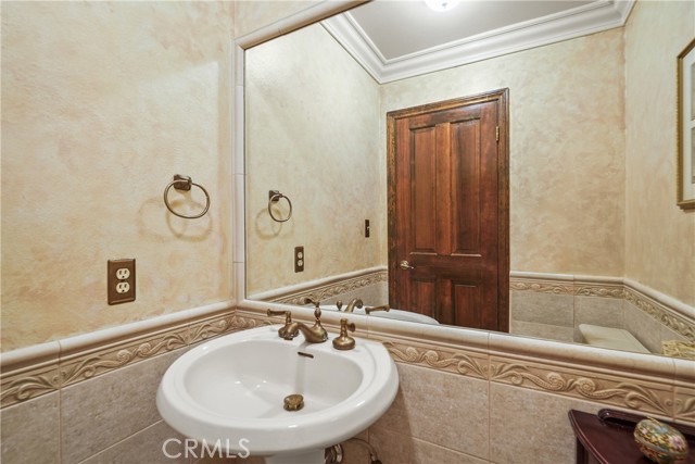 Detail Gallery Image 11 of 48 For 22755 Dale Ct, Chatsworth,  CA 91311 - 4 Beds | 4/1 Baths