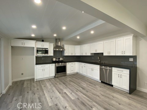 6200 Coldwater Canyon Avenue North Hollywood, California GORGEOUS HOME, FULLY RENOVATED
3 BEDROOMS 2 BATHROOMS
LAMINATE FLOORING
CENTRAL AC/HEAT
STAINLESS APPLIANCES
QUARTZ COUNTER TOPS
HUGE BACKYARD / PARKING FOR 6 CARS
ONE YEAR LEASE