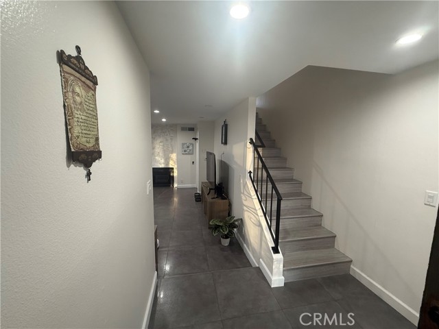 Detail Gallery Image 2 of 19 For 9702 via Roma, Burbank,  CA 91504 - 2 Beds | 3 Baths