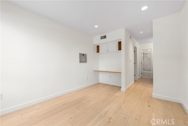 Image 12 of 33 For 5257 Radford Ave  101